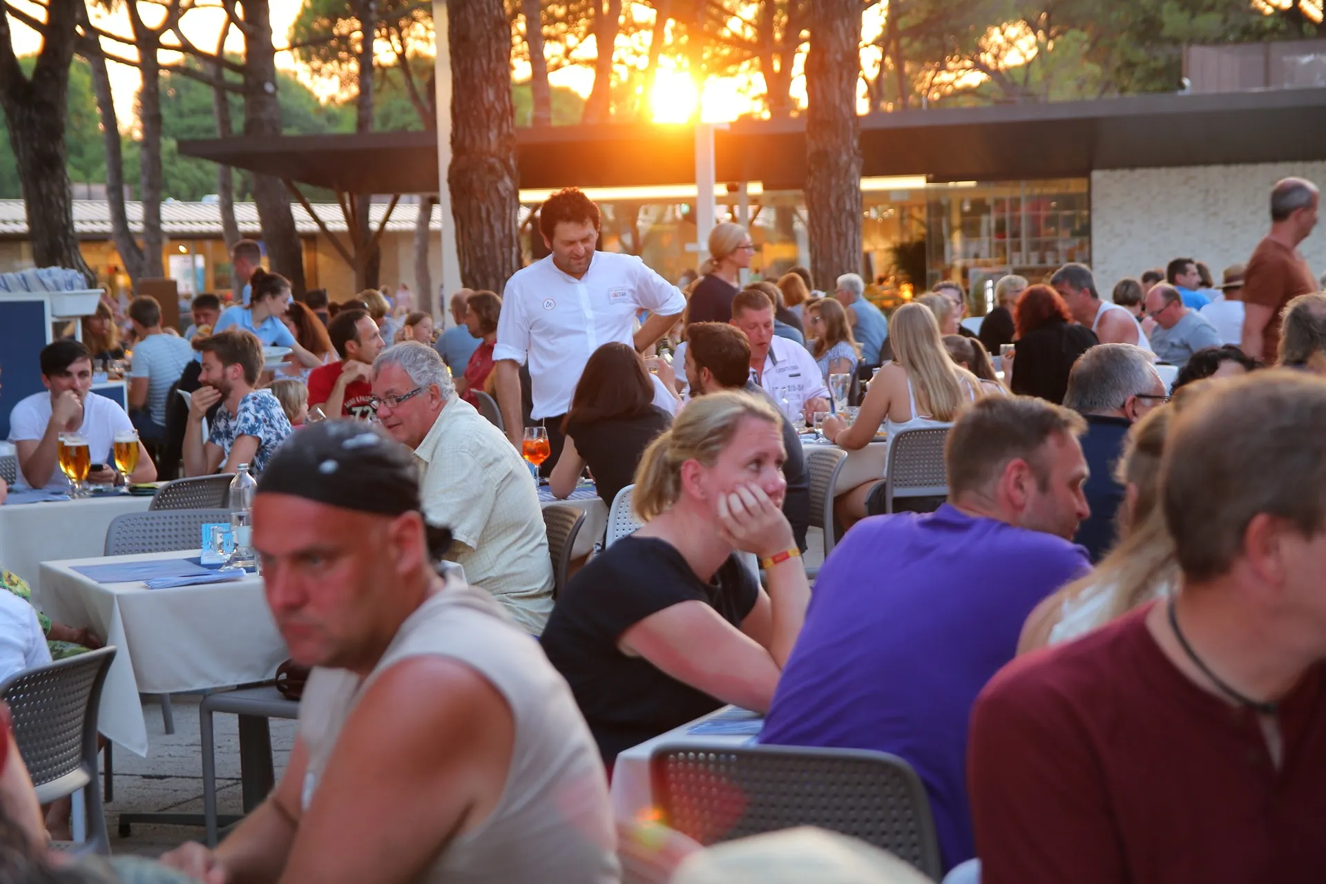 Il nostro staff in sala al tramonto